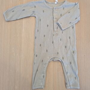 Quincy Mae Light Gray Green Patterned Kids Footie